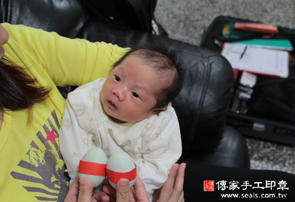 鄭寶寶(新北板橋區到府嬰兒寶寶滿月剃頭理髮、免費到府嬰兒剃胎毛儀式吉祥話)。到府剃頭剃胎毛主持、專業拍照、DVD光碟、證書。★購買「臍帶章、肚臍章、胎毛筆刷印章」贈送：剃頭、收涎、抓周，三選一。2015.10.27 照片4